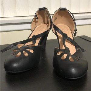 T-Strap Mid Heel Pumps - 7.5